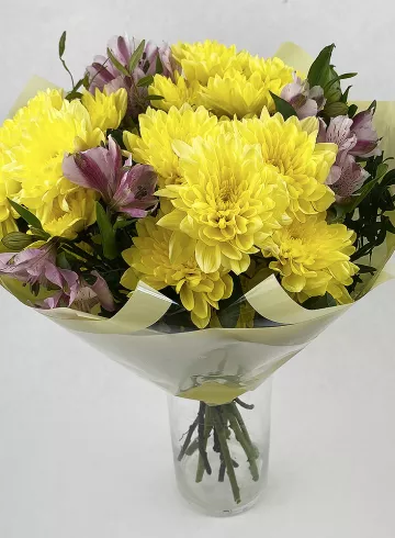 Букет с хризантемами &laquo;Солнечный зайчик&raquo; от интернет-магазина цветов в Красноярске