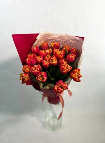 Букет из красно-желтых пионовидных тюльпанов от интернет-магазина цветов в Красноярске