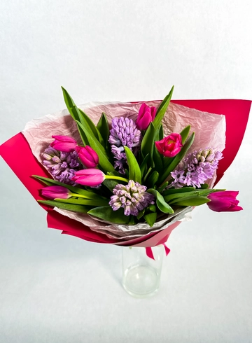 Букет из розовых тюльпанов и гиацинтов от интернет-магазина цветов в Красноярске