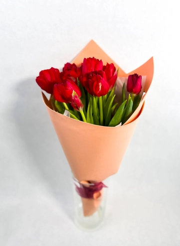 Букет из красных пионовидных тюльпанов от интернет-магазина цветов в Красноярске