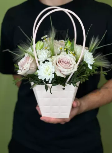 Композиция в сумочке &laquo;Летняя симфония&raquo; от интернет-магазина цветов в Красноярске