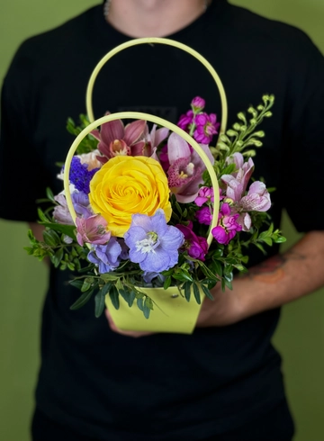 Композиция в сумочке &laquo;Симфония цвета&raquo; от интернет-магазина цветов в Красноярске