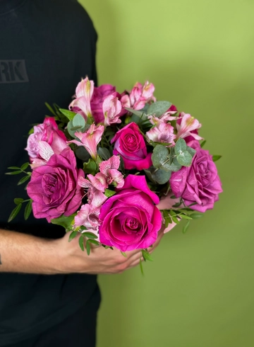 Композиция в шляпной коробке &laquo;Малиновый десерт&raquo; от интернет-магазина цветов в Красноярске