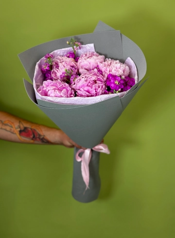 Букет с пионами и маттиолой от интернет-магазина цветов в Красноярске