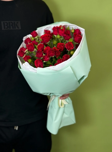 Монобукет из 7 кустовых роз от интернет-магазина цветов в Красноярске