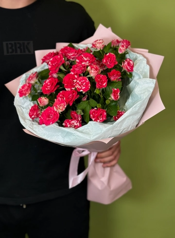 Монобукет из кустовых роз &laquo;Гранатовый браслет&raquo; от интернет-магазина цветов в Красноярске