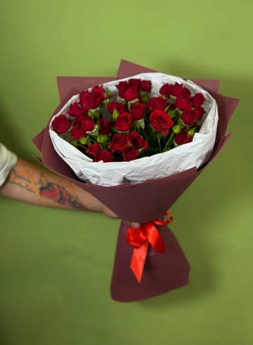 Букет из 7 кустовых роз от интернет-магазина цветов в Красноярске