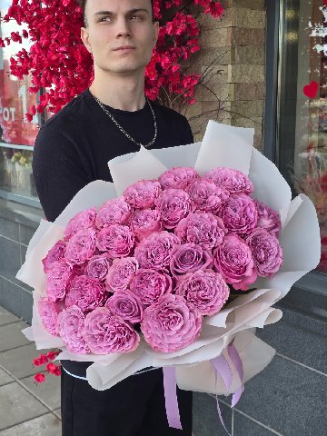 Букет с пионовидной розой Квин краунс от интернет-магазина цветов в Красноярске